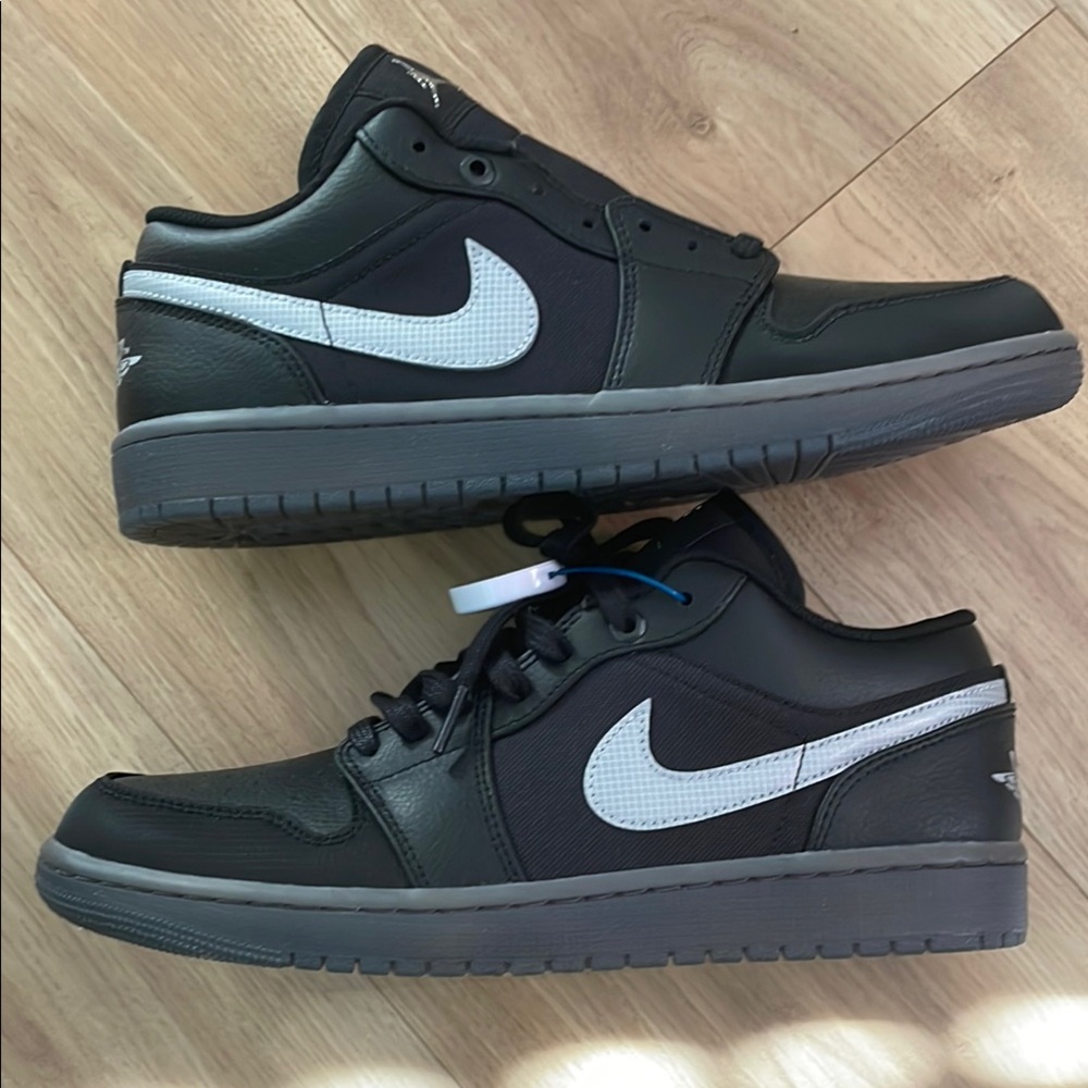Air Jordan 1 Low Black, dark gum men’s size 9
